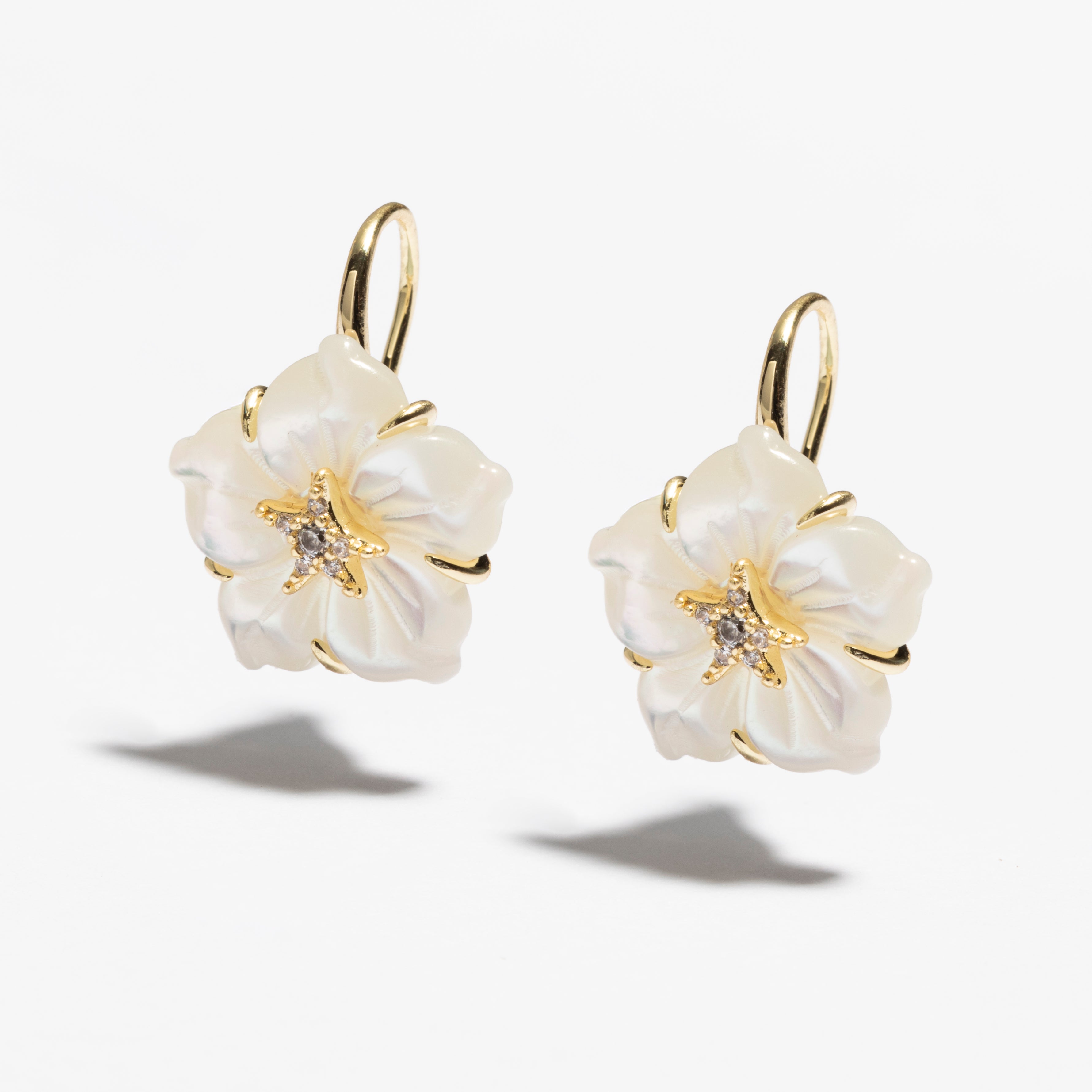 עגילי Camellia תלויים זהב לבן